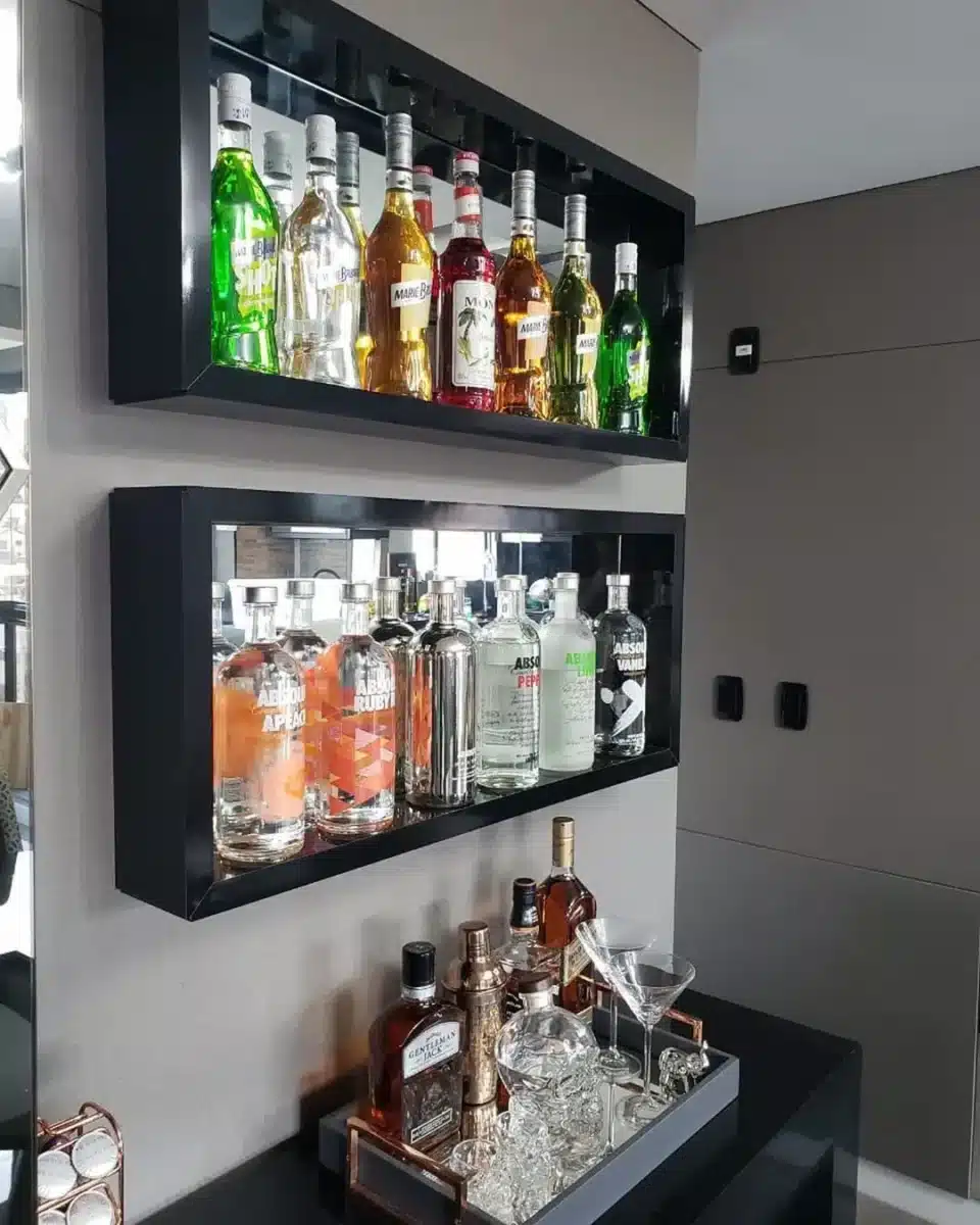 Como Montar um Bar em Casa com Dicas Práticas 7 Bar em casa, com várias bebidas.