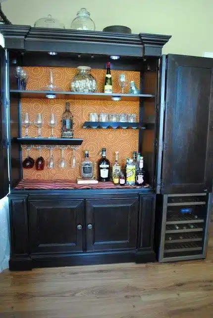 Como Montar um Bar em Casa com Dicas Práticas 10 Bar em casa feito com móvel reformado.