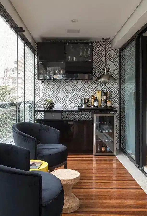 Como Montar um Bar em Casa com Dicas Práticas 3 Bar em casa, na varanda gourmet.