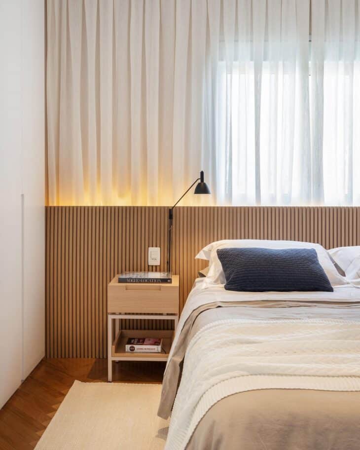 10 Ideias Criativas para Cabeceiras Ripadas que Transformarão seu Quarto 10 cabeceira ripada em madeira clara