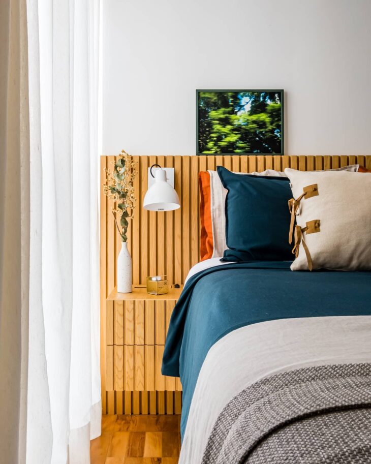 10 Ideias Criativas para Cabeceiras Ripadas que Transformarão seu Quarto 1 cabeceira ripada com painel escuro
