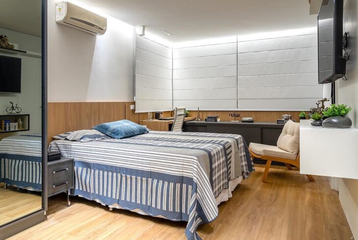 Cadeiras para Quarto: 10 Melhores Modelos para quem Busca Praticidade 10 cama azul com cadeira ao lado