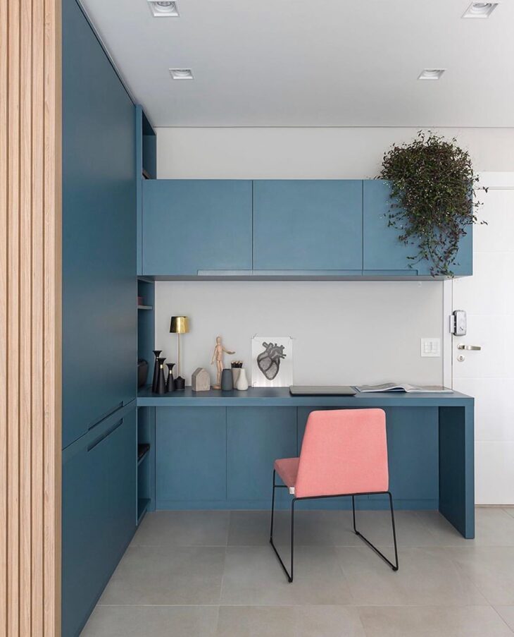 Cadeiras para Quarto: 10 Melhores Modelos para quem Busca Praticidade 1 cadeira rosa escrivaninha azul