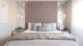 10 Ideias Criativas para Cabeceiras Ripadas que Transformarão seu Quarto 5 cama arrumada com roupa de cama e travesseiros