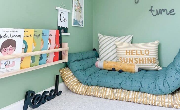 10 Projetos de Cantinho da Leitura que Encantam 10 Ambiente de leitura com boa iluminação natural, ideal para momentos de descontração.