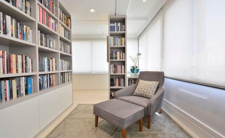 10 Projetos de Cantinho da Leitura que Encantam 1 Espaço de leitura que valoriza a coleção de livros na decoração.