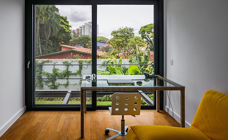 Carpete de madeira: opção rápida, barata e aconchegante para sua casa 7 Segundo Sandra, dentre as vantagens do uso do carpete de madeira, vale ressaltar o conforto térmico e o preço baixo, enquanto as desvantagens são a baixa durabilidade e a propensão a riscar.