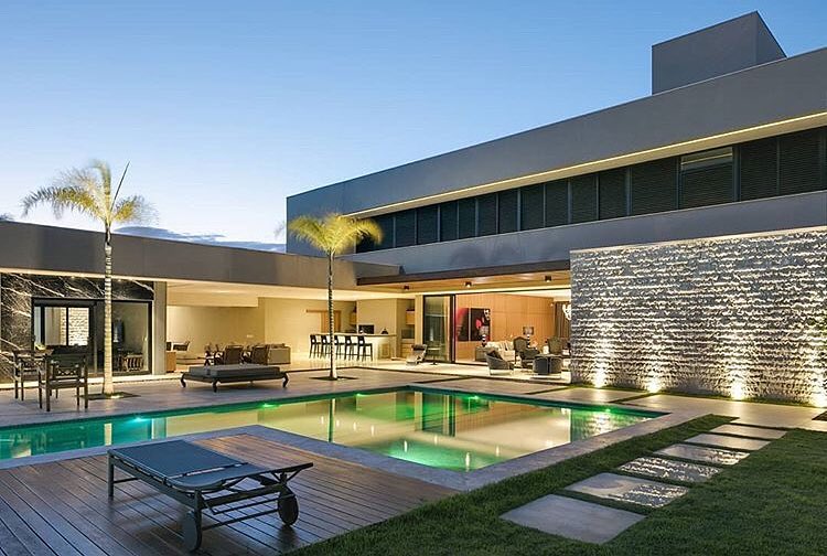Casa em L: 60 modelos e plantas para inspirar o seu projeto 10 Casa em L, aproveitando melhor o espaço disponível do terreno.