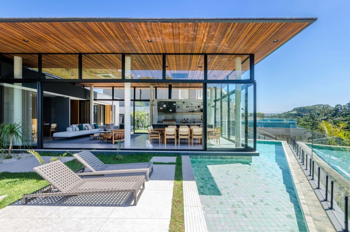 Casa Horizonte: arquitetura que valoriza a paisagem. 3 Projeto arquitetônico valoriza a bela paisagem do terreno onde a obra foi construída (Projeto: Otta Albernaz Arquitetura)