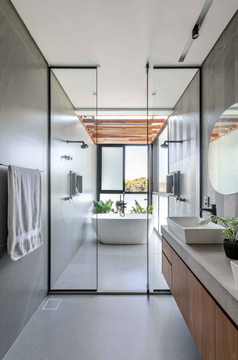 Casa Horizonte: arquitetura que valoriza a paisagem. 2 A claraboia leva a iluminação natural para dentro do banheiro (Projeto: Otta Albernaz Arquitetura)