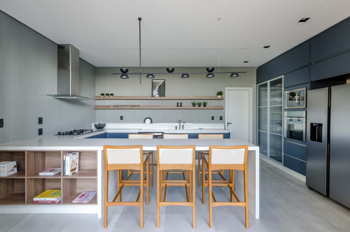 Casa Horizonte: arquitetura que valoriza a paisagem. 10 Ampla, a cozinha permite cozinhar enquanto recebe os convidados (Projeto: Otta Albernaz Arquitetura)