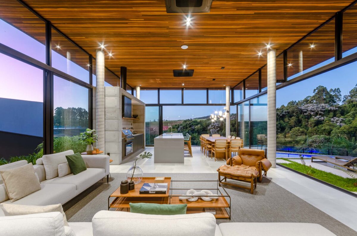 Casa Horizonte: arquitetura que valoriza a paisagem. 7 Os ambientes de convivência da Casa Horizonte são integrados (Projeto: Otta Albernaz Arquitetura)