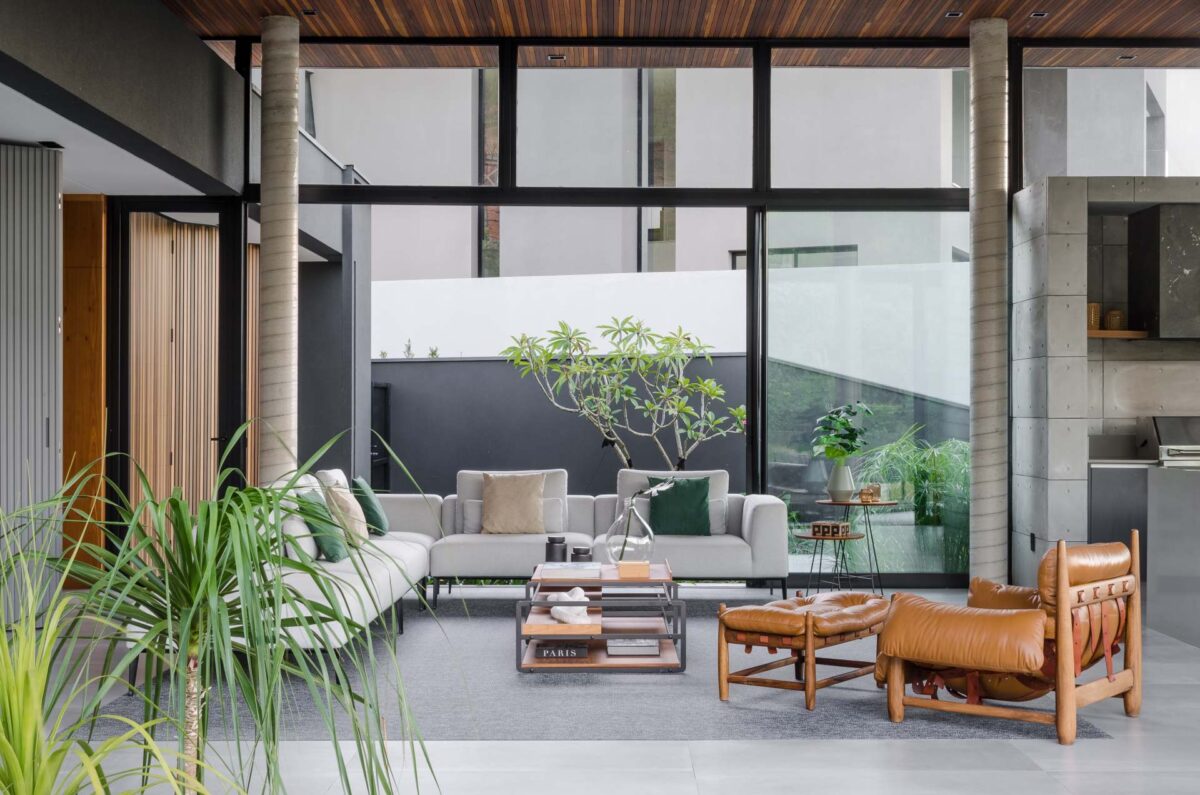 Casa Horizonte: arquitetura que valoriza a paisagem. 5 Sala de estar em tons neutros. A Casa Horizonte foi construída em frente a uma reserva ambiental.