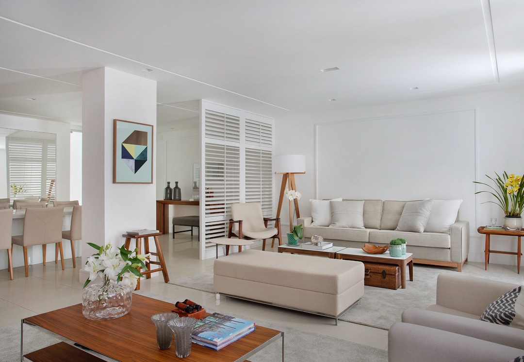Casas grandes: 80 ideias internas e externas de tirar o fôlego 2 Sala de estar bem decorada com uma palete neutra.