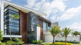 Casa em L: 60 modelos e plantas para inspirar o seu projeto 5 Foto de casas modernas, apresentando variações de projetos para construção.