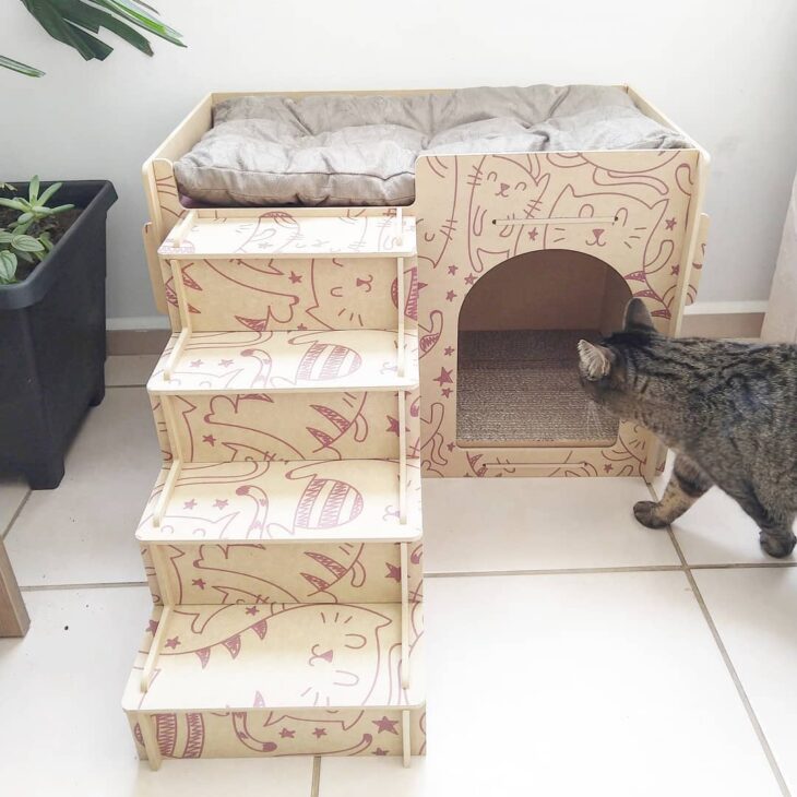 Casinhas para Gato: Ideias e Modelos de Decoração 10 9 Imagem de uma bonita casinha em forma de cabana, perfeita para o relaxamento do gato.