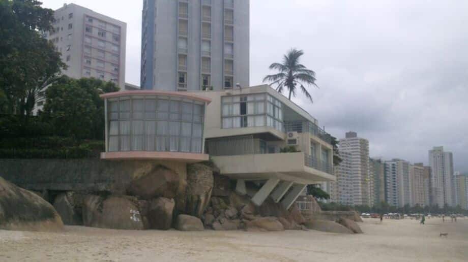 Este ícone arquitetônico do Guarujá já foi cenário de filme. Conheça! 3 A Casa das Pedras foi construída em 1952 por Henrique Cristofani / Wikimedia Commons