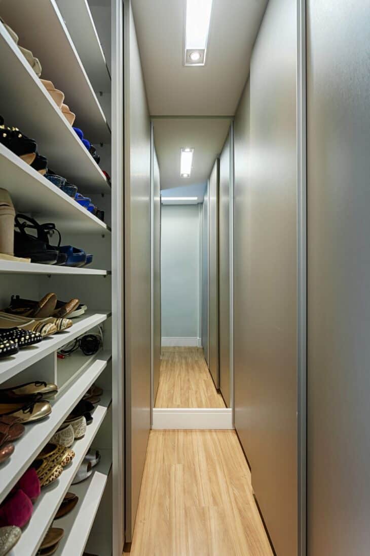 CLOSET PEQUENO: 10 IDEIAS CRIATIVAS PARA APROVEITAR O ESPAÇO 5 Um closet pequeno é uma forma prática de armazenar roupas e driblar a falta de espaço.