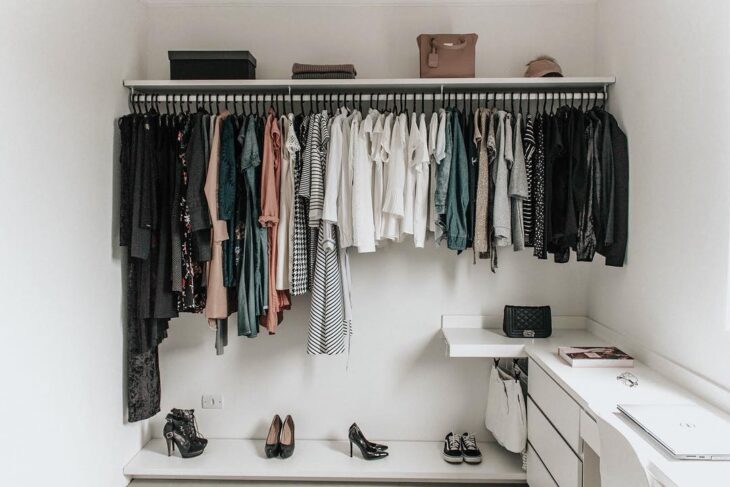 CLOSET PEQUENO: 10 IDEIAS CRIATIVAS PARA APROVEITAR O ESPAÇO 9 Prateleiras mais altas podem ser usadas para acomodar a roupa de cama.