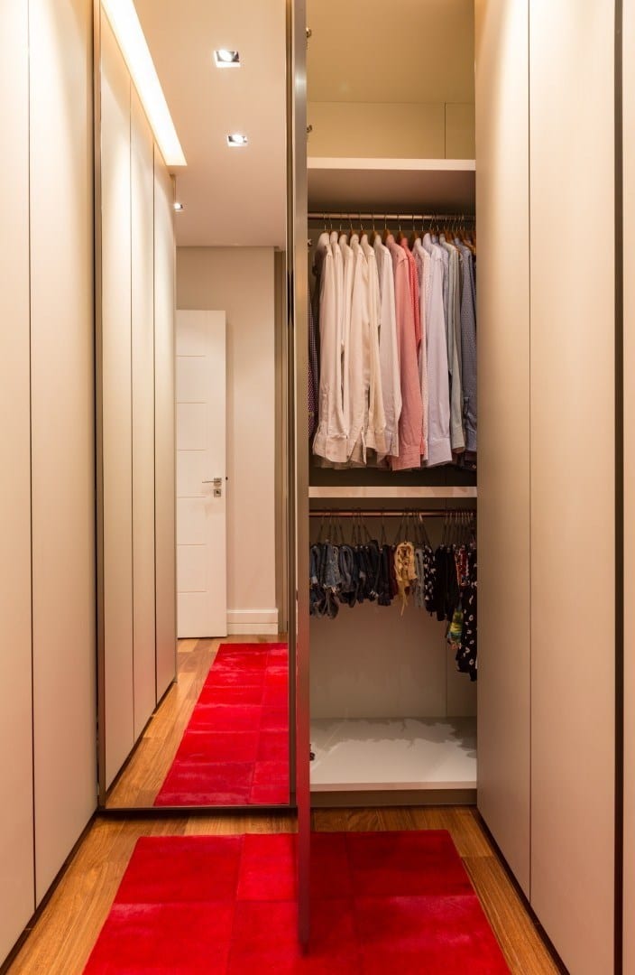 CLOSET PEQUENO: 10 IDEIAS CRIATIVAS PARA APROVEITAR O ESPAÇO 10 Modelo aberto, moderno e minimalista