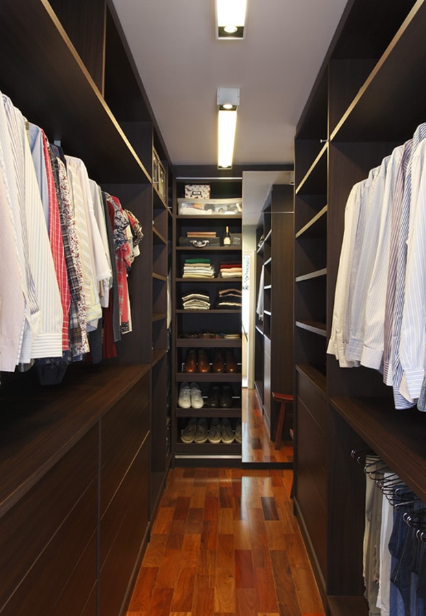 CLOSET PEQUENO: 10 IDEIAS CRIATIVAS PARA APROVEITAR O ESPAÇO 1 Economize espaço com espelhos nas portas.