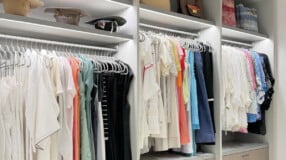 Foto de como organizar guarda roupa