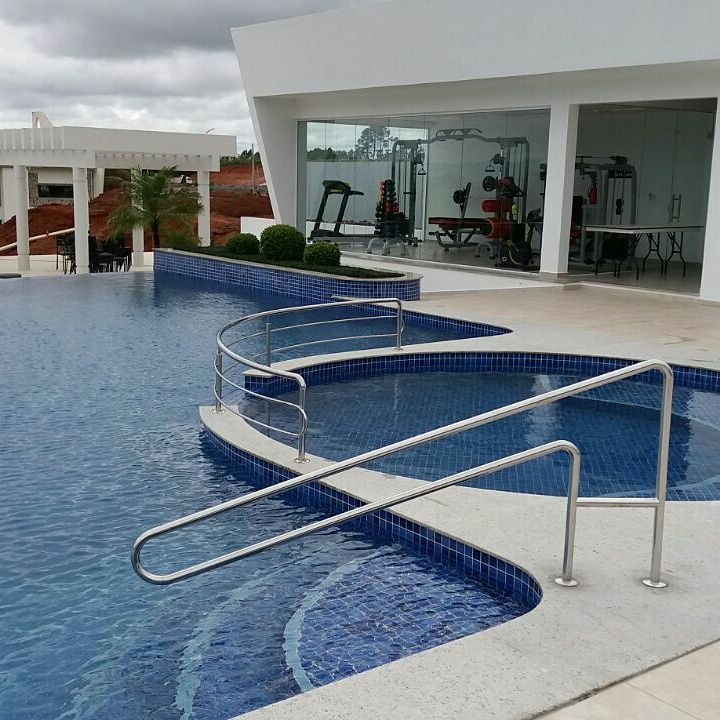 70 Ideias de Corrimão de Inox para Sua Casa 9 Pode ser fosco, brilhante ou escovado