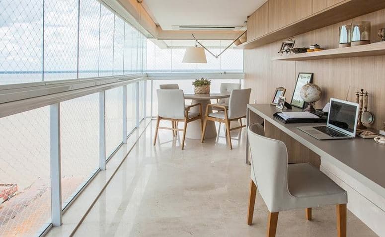 Cortinas de vidro: como transformar seu espaço com elegância 3 Imagem de cortina de vidro 01, mostrada em um ambiente com iluminação.