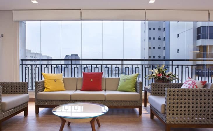 Cortinas de vidro: como transformar seu espaço com elegância 5 Imagem de cortina de vidro 03, que destaca a integração com o ambiente.