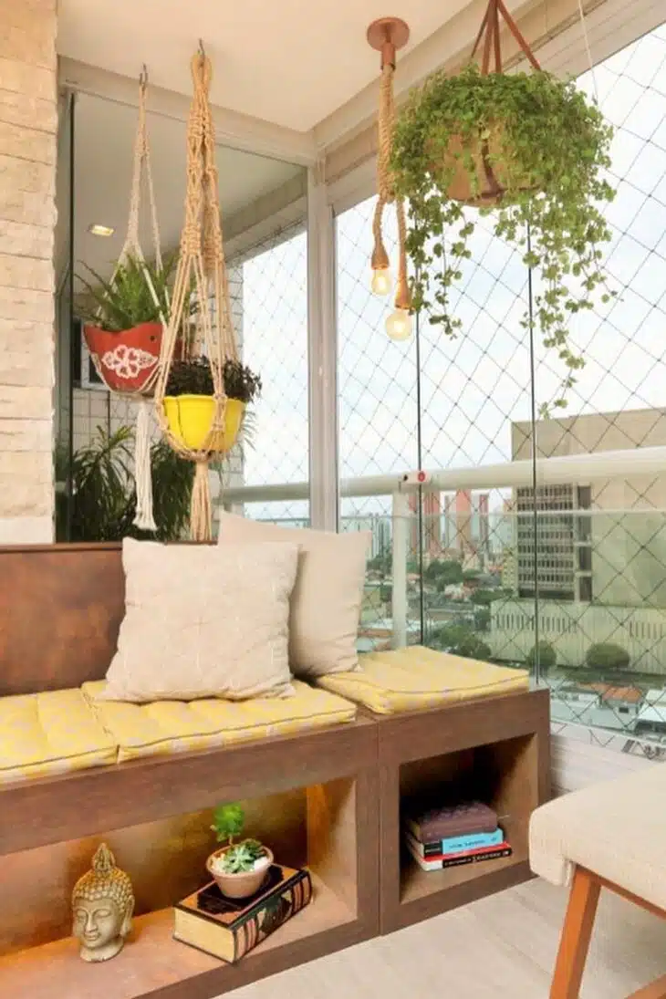 Varanda fechada com cortina de vidro e plantas Varanda fechada com vidro decorada com banco, plantas e luminárias pendentes