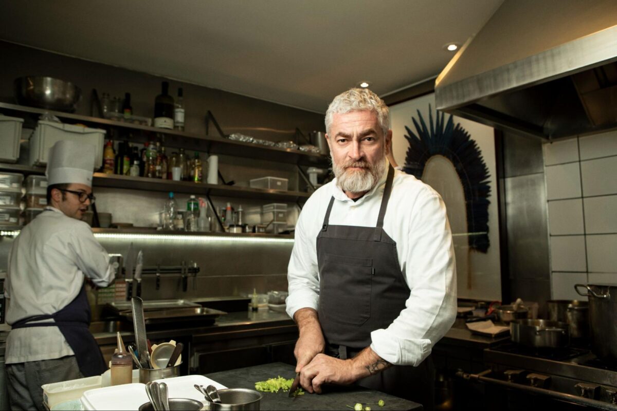O que não pode faltar numa cozinha segundo Alex Atala 3 O chef Alex Atala na cozinha de seu restaurante D.O.M. (Foto: Marcus Steinmeyer)
