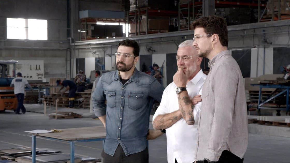 Alex Atala com os designers da Portobello William Gervasio Francisco e Mateus Just Valli, acompanhando a produção de A²to na Officina Portobello (Foto: Mauri Cherobin)