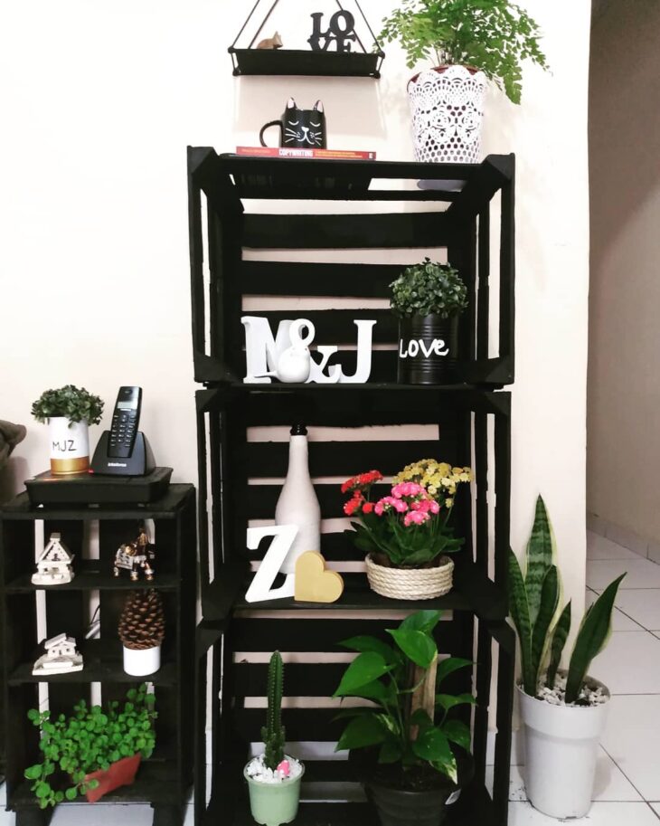 10 Ideias de Decoração com Caixotes: Criativas e Acessíveis 10 Uma sala decorada com caixotes, apresentando um ambiente estiloso e organizado.