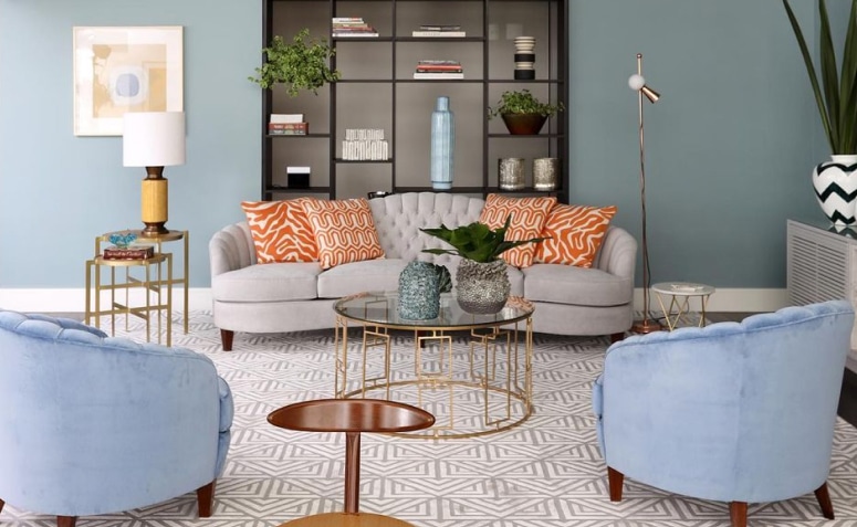 10 Ideias de Decoração de Sala para Transformar o Ambiente 5 Sala decorada no estilo retrô, inspirada em décadas passadas, com cores vibrantes e móveis com linhas arredondadas.