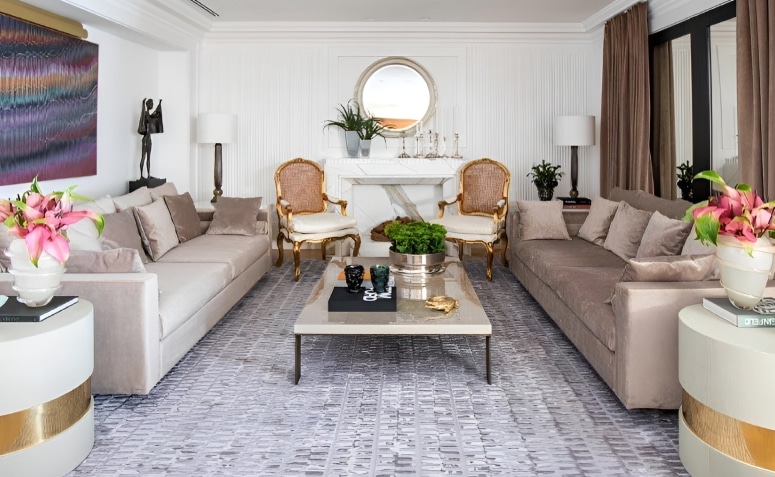 10 Ideias de Decoração de Sala para Transformar o Ambiente 7 Sala clássica, luxuosa com simetria e uso de materiais nobres como mármore e seda.