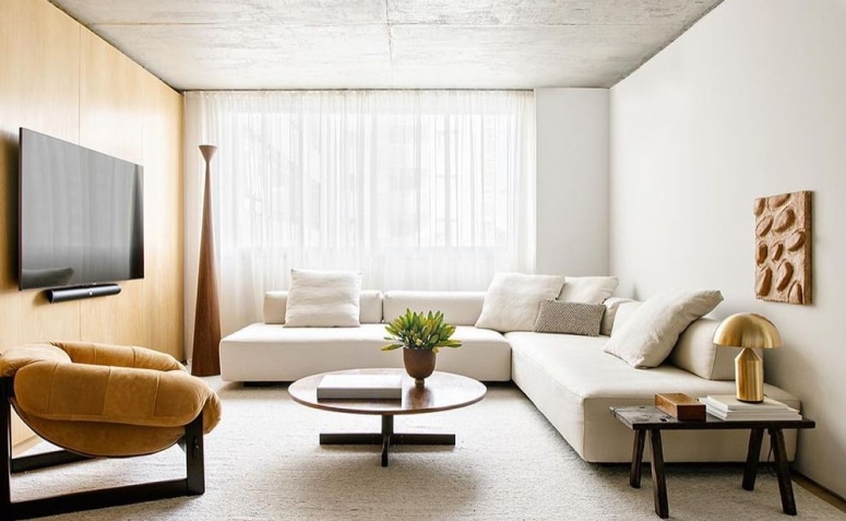 10 Ideias de Decoração de Sala para Transformar o Ambiente 9 Decoração minimalista, com design clean e cores neutras, enfatizando a funcionalidade.
