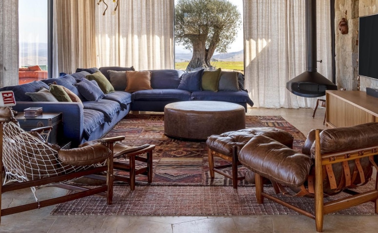 10 Ideias de Decoração de Sala para Transformar o Ambiente 10 Sala rústica que evoca a natureza, utilizando móveis de madeira e tecidos naturais.
