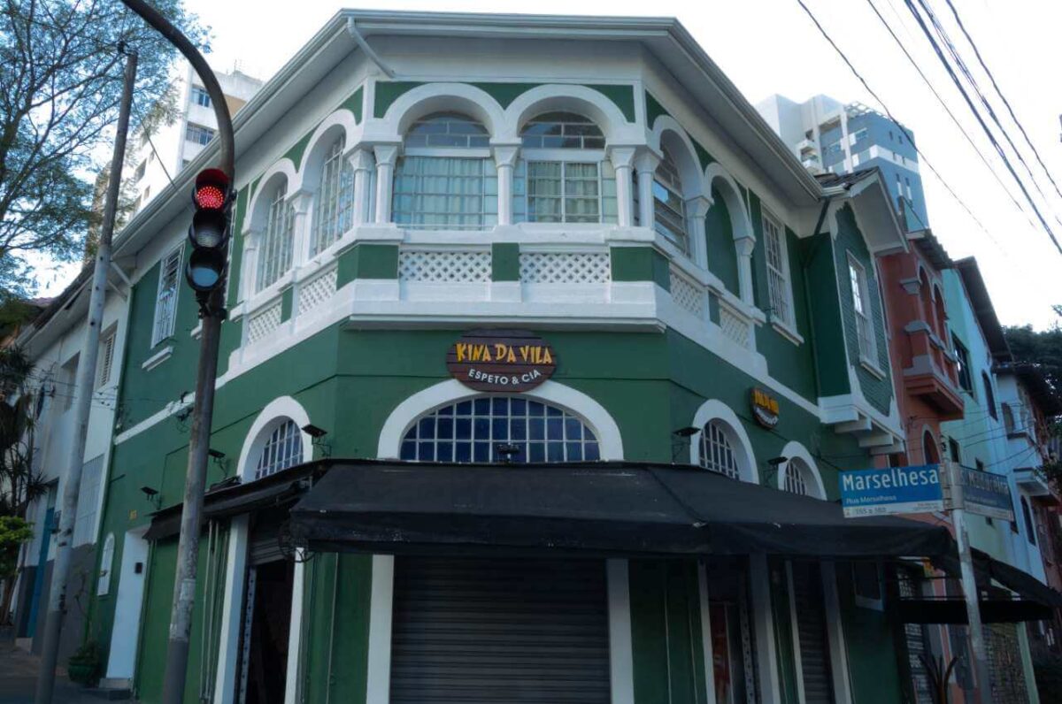 Matrícula do Imóvel: Que Importância Tem e Como Proceder 2 pessoas se divertindo na Vila Clementino