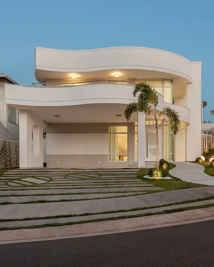 Fachada contemporânea com formas curvas Fachada residencial branca contemporânea com volumes e linhas curvas