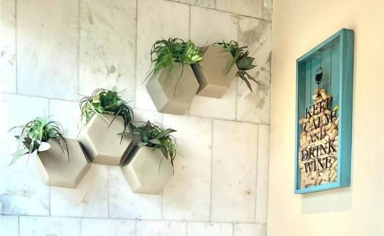 Floreira de Parede: Como Criar um Ambiente Aconchegante e Verde com 10 Dicas 3 Floreira de parede com plantas ao fundo.