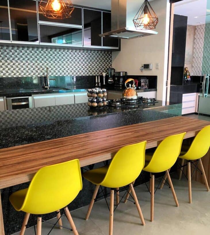 Granito Verde Ubatuba: 10 Ideias Incríveis Para Apostar Nessa Pedra 5 Foto apresenta o granito verde ubatuba em uma bancada de cozinha, destacando sua beleza.