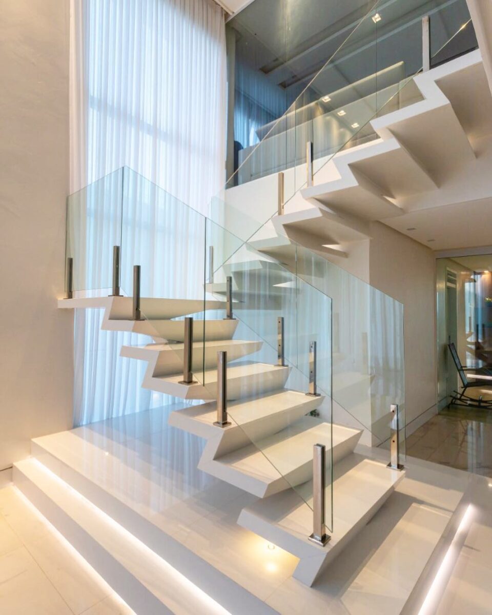 Harmonizando com o estilo do espaço e garantindo uma maior fluidez para a decoração, o guarda-corpo de vidro é muito utilizado em construções modernas e requintadas.