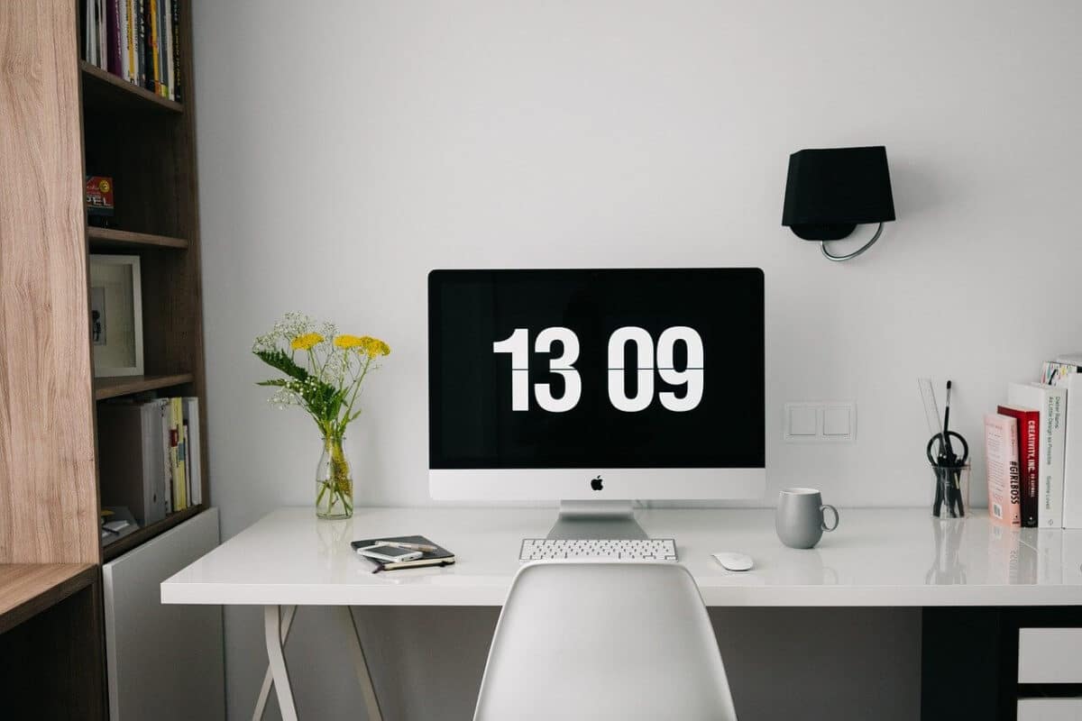 home office com elementos de arquitetura e decoração