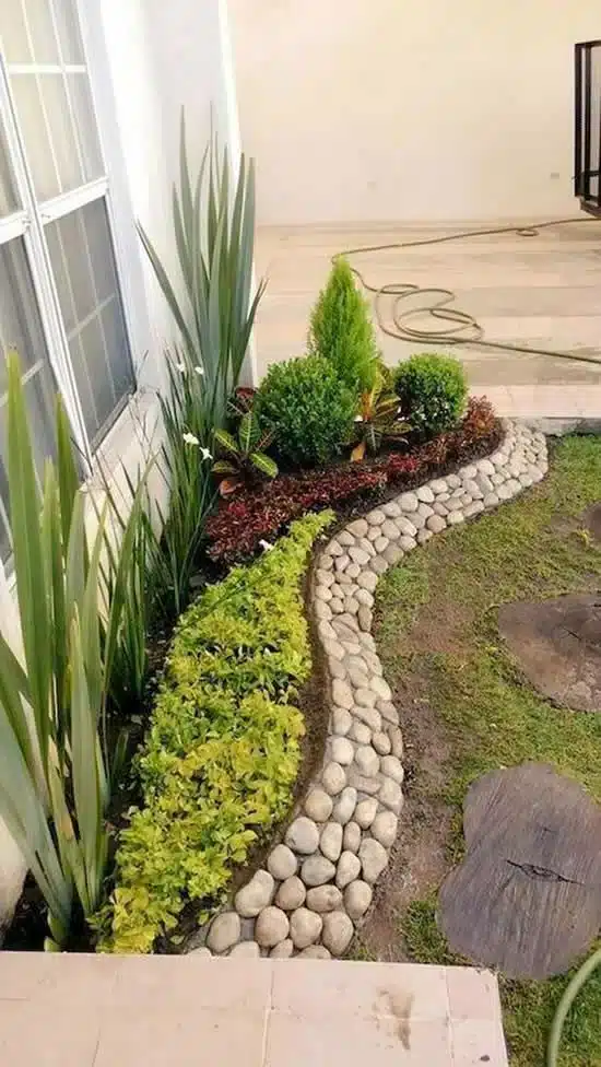 Canteiros de Jardim: Como Criar Modelos Incríveis 9 Mas, como a maior parte das plantas são vendidas em vasos de plástico simples, é aí que entra a sua escolha criativa.