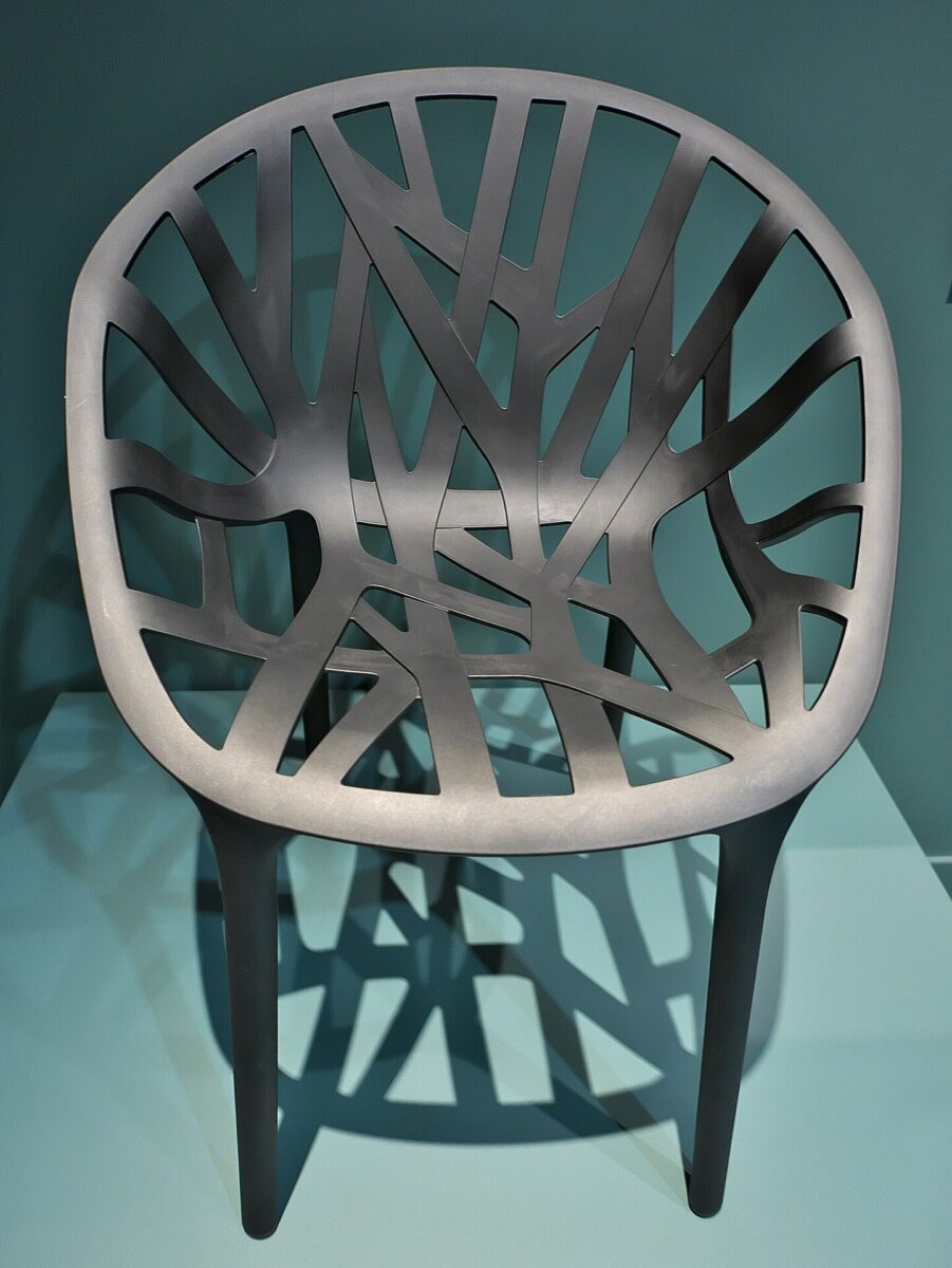 Irmãos 10 Bouroullec: conheça a dupla de designers franceses que colabora com a Mutina 7 Cadeira em plástico com encosto arredondado, que lembra as ramificações de uma planta (Foto: Jl FilpoC)