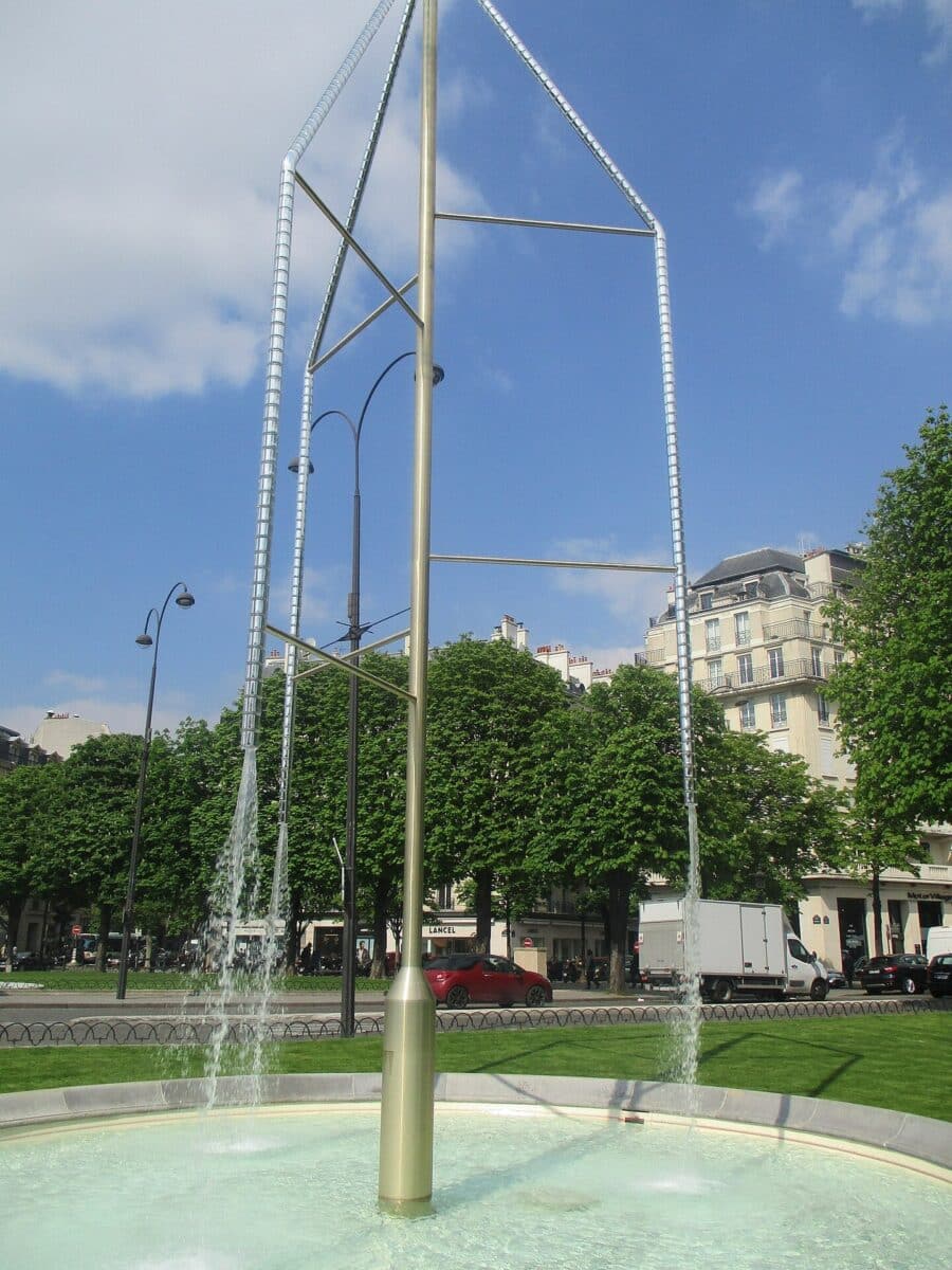 Irmãos 10 Bouroullec: conheça a dupla de designers franceses que colabora com a Mutina 10 Projeto dos irmãos Bouroullec traz mais luz e charme à avenida Champs-Elysées, em Paris (Foto: Thomon)