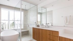 Modelos de janelas: tipos e 60 ideias para abrir a casa para o mundo afora 5 Janela para banheiro com design contemporâneo.