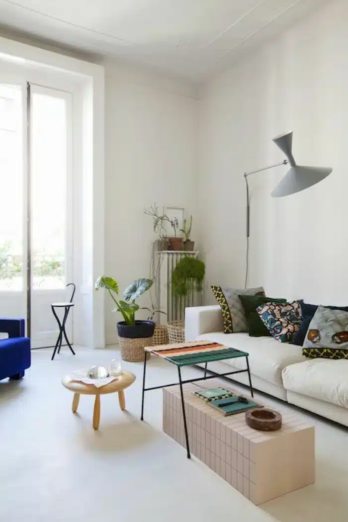 Transformando Kitnet em Loft: Dicas e Inspirações 3 Foto de um ambiente de kitnet convertido em loft, mostrando uma decoração moderna e funcional.