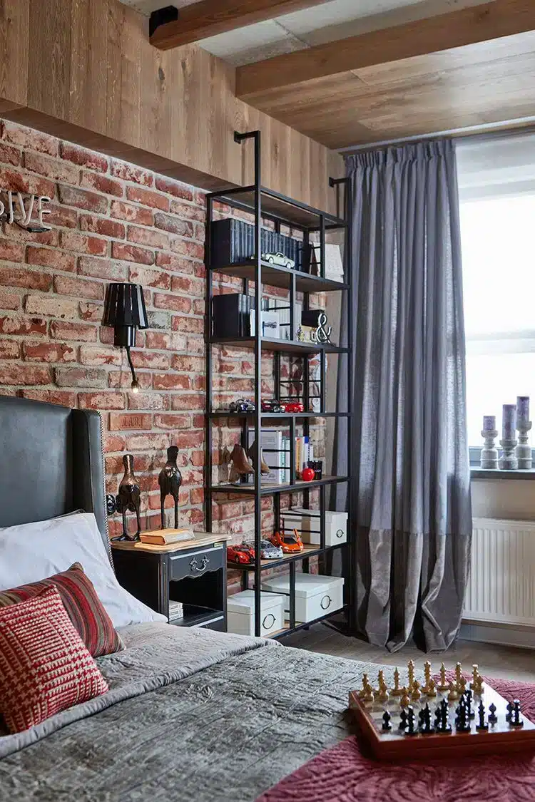Transformando Kitnet em Loft: Dicas e Inspirações 10 Imagem de um loft com revestimentos rústicos e decorativos, destacando detalhes criativos.