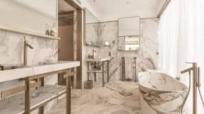 Mármore Carrara: 50 Ambientes Sofisticados com Esta Pedra Clássica 7 Atualmente existem diversos tipos de mármore Carrara no mercado. O que os diferencia é a quantidade de veios cinza e o tom de branco em seu material.